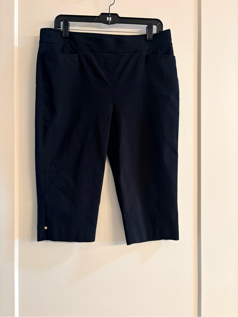Chico's 1.5 (10) Black Capris  pull on Pants